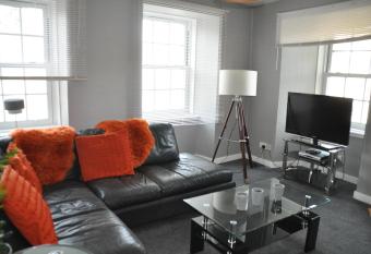 Heart of Hawick town Centre Apartment with free parking allows 18 year olds to book a room