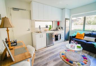 U1 Brunswick Living Ground Floor Patio Close to APT and CBD Free Wifi Tram at Doorstep allows 18 year olds to book a room