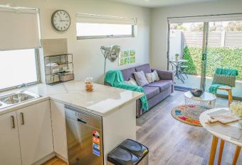 U201 Brunswick Living Top floor Balcony Close to APT and CBD Free Wifi Tram at Doorstep allows 18 year olds to book a room