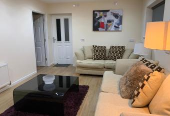 Very spacious 6 bed house with 2 en-suites, garden and free parking, ideal for a large group, sleeps up to 12 has Balcony rooms