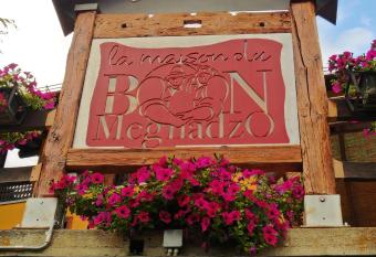 La Maison Du Bon Megnadzo has Balcony rooms