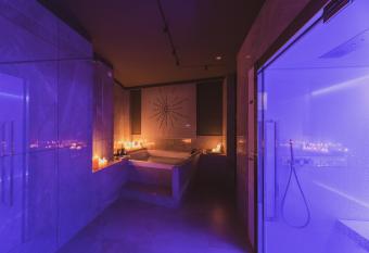 Callistos Hotel & Spa has rooms with a private hot tub