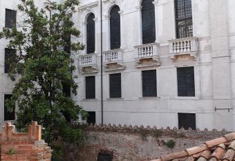 Ca  Lazzarini has Balcony rooms