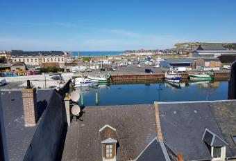 La Nacelle, class  e 3   toiles, vue d  gag  e port et mer allows 18 year olds to book a room