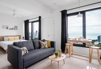 Muji Studio 1 - Seaview at 218 Tropicana Near Komtar Food Heaven Heritage with Netflix allows 18 year olds to book a room