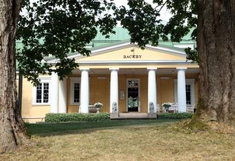 Backbyn Kartano allows 18 year olds to book a room