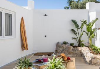 SeaYa Villas allows 18 year olds to book a room