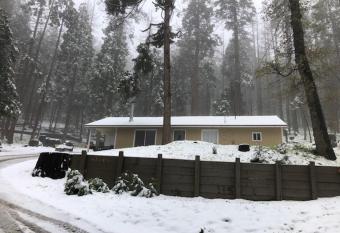 Sequoia National Forest Cabinm has Balcony rooms