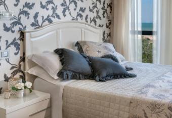 Hotel Vistamare has rooms with a private hot tub