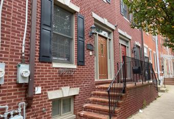 Alina & Fanny - Philadelphia 1210 Mt Vernon St has Balcony rooms