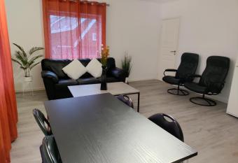 Central Apartaments, 4 adults, parking allows 18 year olds to book a room