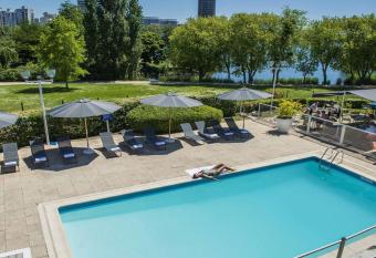 Novotel Paris Cr  teil Le Lac allows 18 year olds to book a room