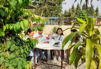 Hotel Tiger Tops Sauraha has rooms with a private hot tub