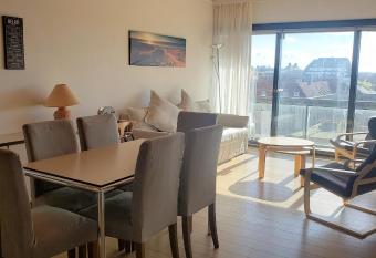 Appartement en bord de mer avec piscine int  rieure has Balcony rooms