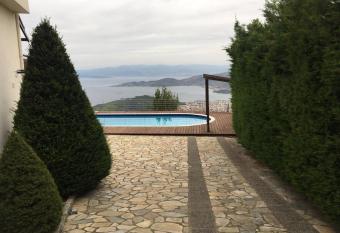 Villa Dreamcatcher allows 18 year olds to book a room