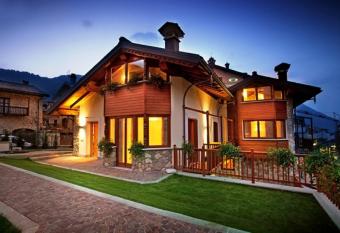 Chalets Mignon has Balcony rooms