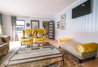 Casabella Guesthouse has Balcony rooms