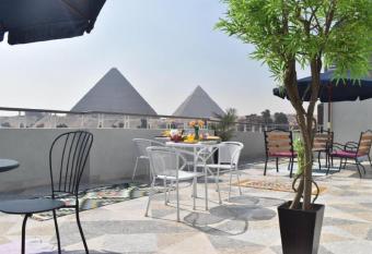 La Perle Pyramids has rooms with a private hot tub