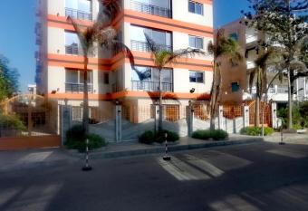 Al Raya Apartments has rooms with a private hot tub