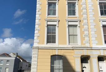 Bright Plymouth Hoe Hideaway has Balcony rooms