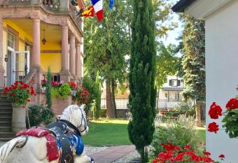 H  tel Le Manoir allows 18 year olds to book a room
