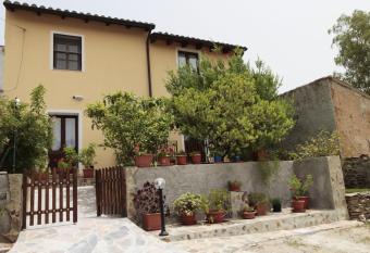 B&B S ARROSA ANTIGA allows 18 year olds to book a room