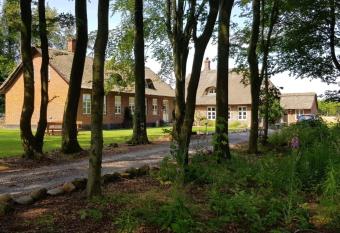 Agerfeld gl. skole has Balcony rooms