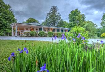 Linville Falls Lodge & Cottages allows 18 year olds to book a room