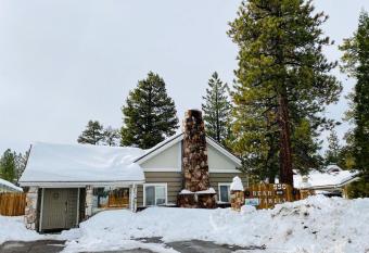 Bear Family Cabin has Balcony rooms