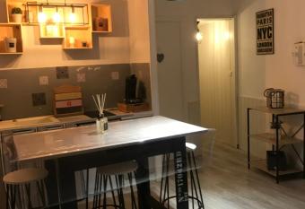 APPARTEMENT AVEC GARAGE CENTRE HISTORIQUE DE B  ZIERS has Balcony rooms