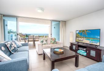 Spacious Tropical Sanctuary Ocean views has Balcony rooms