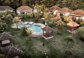 Village Bali has rooms with a private hot tub