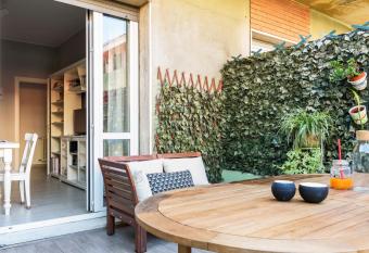 Pascoli Master Guest apartment allows 18 year olds to book a room