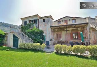 Villa Florio has Balcony rooms