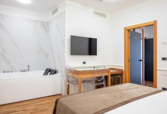 Mirabella Hotel has rooms with a private hot tub