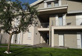 Nuovo Laghetto Del Frassino has rooms with a private hot tub