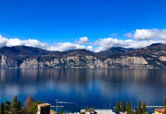 Villa Emma Malcesine allows 18 year olds to book a room