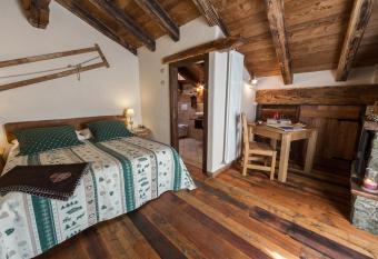 La Maison D Antan has Balcony rooms