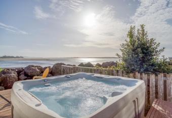 Bayfront Bungalow has Balcony rooms