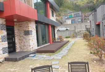 Geoje Sukwong Two floors House has Balcony rooms