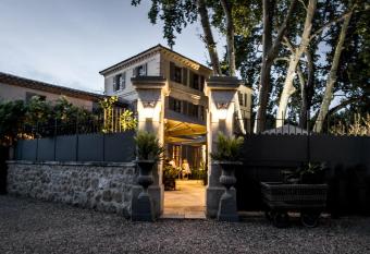 La Bastide de Boulbon allows 18 year olds to book a room