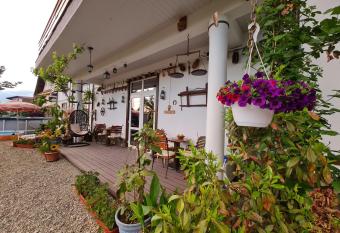 CASA ARYAN allows 18 year olds to book a room