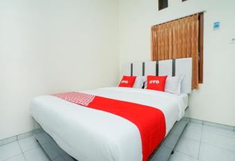 OYO 1642 Penginapan Anggrek Syariah 2 allows 18 year olds to book a room