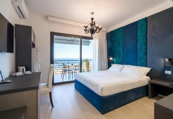 Taormina Palace Hotel allows 18 year olds to book a room