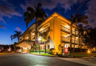 Best Western Plus Orange County Airport North allows 18 year olds to book a room