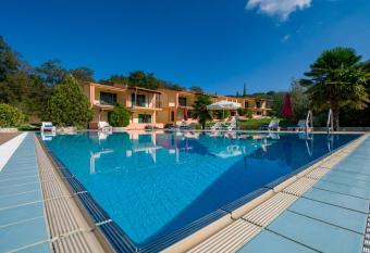 Rivendell Apartments has Balcony rooms