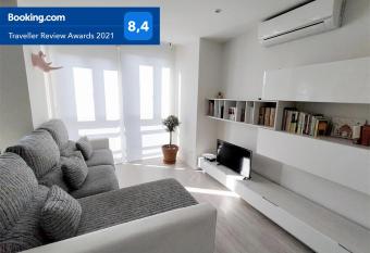 Familiar, Amazon Prime, Netflix y Hbo allows 18 year olds to book a room