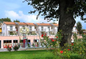 Hotel La Quercia allows 18 year olds to book a room