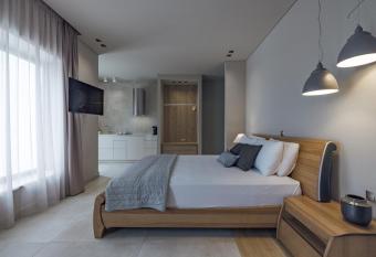 El Mar Naxos allows 18 year olds to book a room