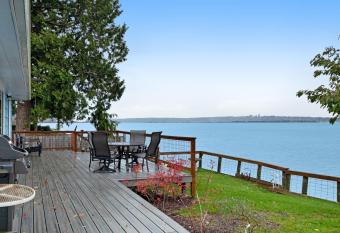 Harbor Hideaway has Balcony rooms